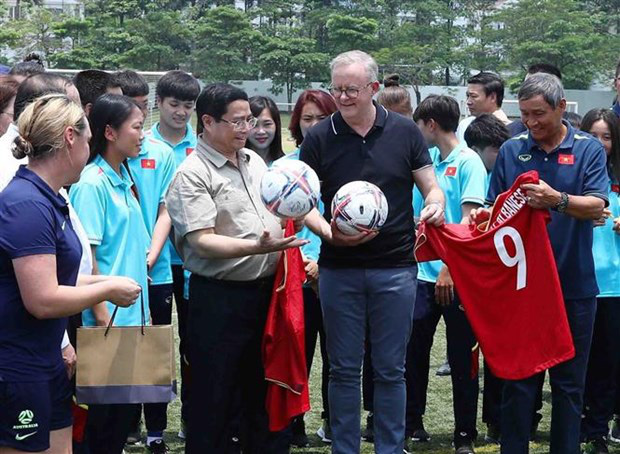 
Australian Prime Minister Anthony Albanese joins with Prime Minister Pham Minh Chinh in an exchange event with the women’s football teams of Australia and Vietnam in Hanoi on June 4. (Photo: VNA)
