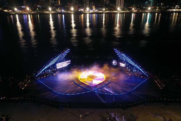 
This year, the stage is decorated with a modern led laser lighting system, bringing the best views of the entire fireworks area. (Photo: Sun Group)
