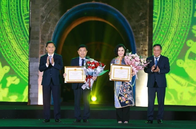 
Deputy Secretary of the Hanoi City Party Committee, Nguyen Van Phong (right), and Deputy Chairman of the Hanoi Peoples Committee, Ha Minh Hai, presented Certificates of Commendation to the two outstanding units with numerous high-quality journalistic works.
