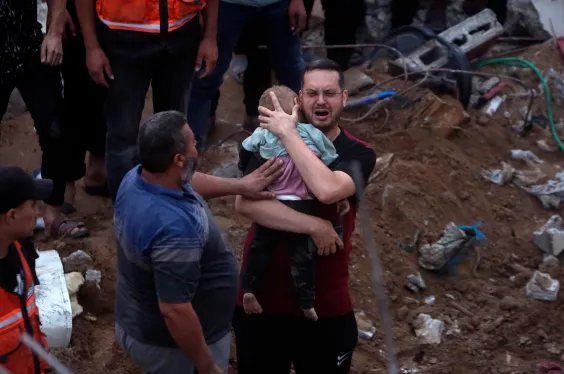 Israel oanh tạc trại tị nạn ở Gaza khiến hơn 50 người thiệt mạng - Ảnh 1.