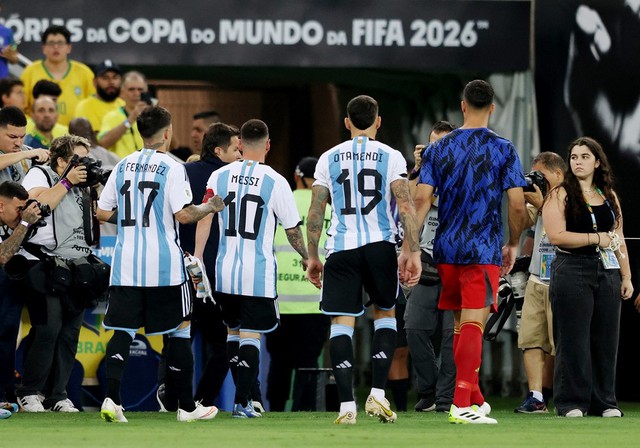 CĐV Argentina và Brazil ẩu đả trên khán đài, Messi gọi cả đội vào đường hầm - Ảnh 4.