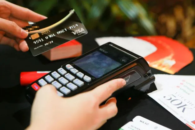 Vụ nợ 8,5 triệu bị tính lãi hơn 8,8 tỷ đồng: Khách hàng cần hiểu rõ khi sử dụng thẻ tín dụng - Ảnh 1.