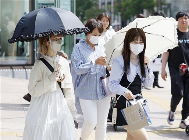 Thủ đô Tokyo của Nhật Bản ghi nhận mức nhiệt cao kỷ lục trong 141 ngày liên tiếp - Ảnh 1.