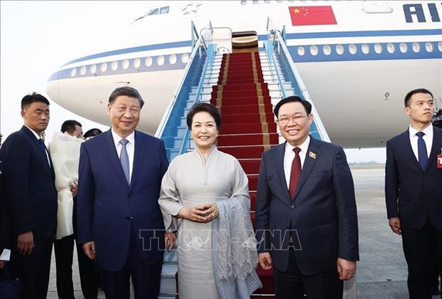 
Politburo member, National Assembly Chairman Vuong Dinh Hue (second, right) sees off General Secretary of the Communist Party of China (CPC) Central Committee and President of the Peoples Republic of China Xi Jinping&nbsp;and his spouse at Noi Bai International Airport. (Photo: VNA)
