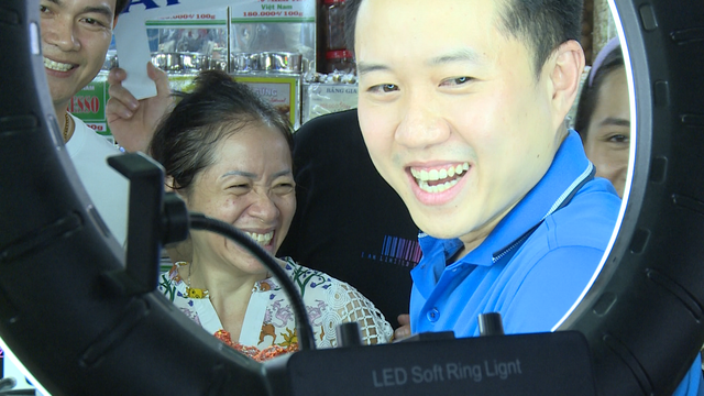 Tiểu thương chợ Bến Thành thu hơn 4 tỉ đồng sau 5 ngày livestream bán hàng - Ảnh 3.