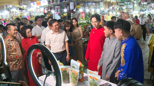 Tiểu thương chợ Bến Thành thu hơn 4 tỉ đồng sau 5 ngày livestream bán hàng - Ảnh 6.