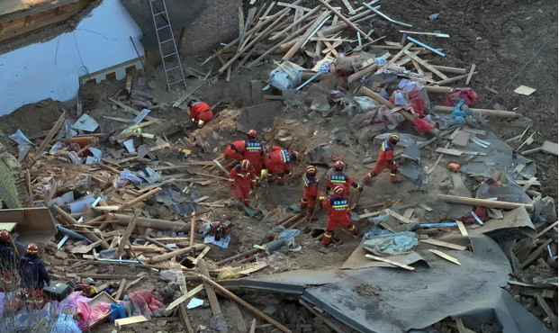 Động đất ở Trung Quốc: Số nạn nhân thiệt mạng tăng lên ít nhất 118, hơn 500 người bị thương - Ảnh 1.