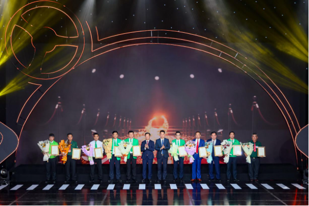 20 tập thể và 50 cá nhân được tôn vinh tại Lễ trao giải Vô lăng vàng 2023 - Ảnh 4.
