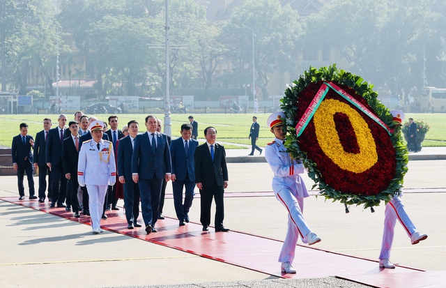 Thủ tướng Cộng hòa Belarus vào Lăng viếng Chủ tịch Hồ Chí Minh - Ảnh 1.