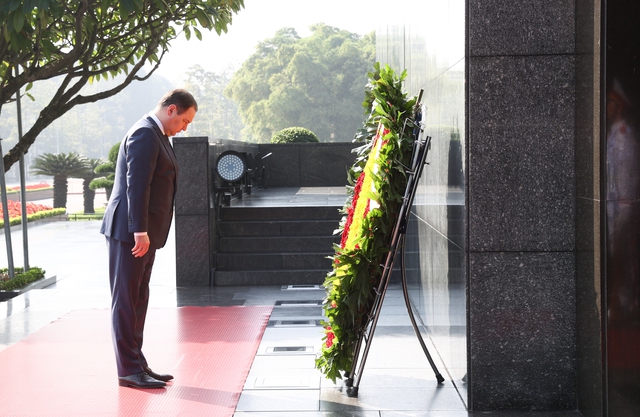 Thủ tướng Cộng hòa Belarus vào Lăng viếng Chủ tịch Hồ Chí Minh - Ảnh 2.