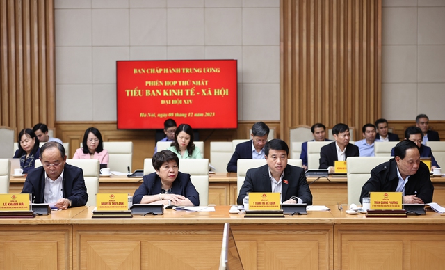 Thủ tướng Phạm Minh Chính chủ trì phiên họp Tiểu ban Kinh tế-Xã hội Đại hội XIV - Ảnh 3.