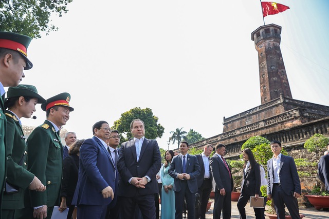 Thủ tướng Phạm Minh Chính và Thủ tướng Belarus tham quan Cột Cờ Hà Nội, thưởng thức cà phê - Ảnh 1.