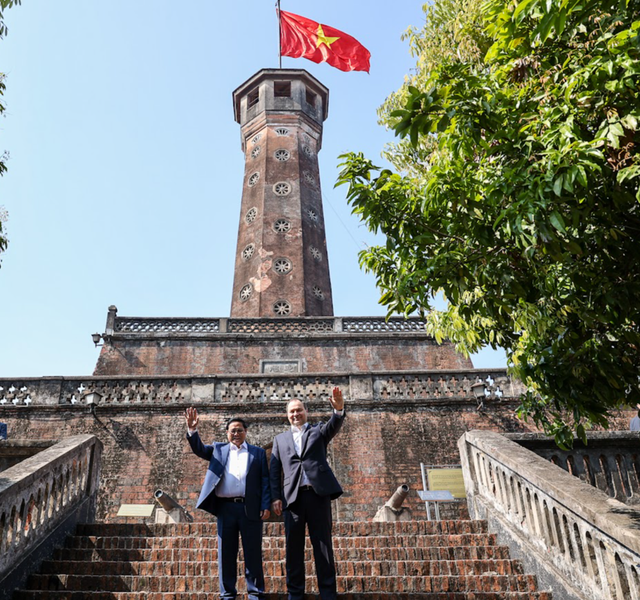 Thủ tướng Phạm Minh Chính và Thủ tướng Belarus tham quan Cột Cờ Hà Nội, thưởng thức cà phê - Ảnh 2.