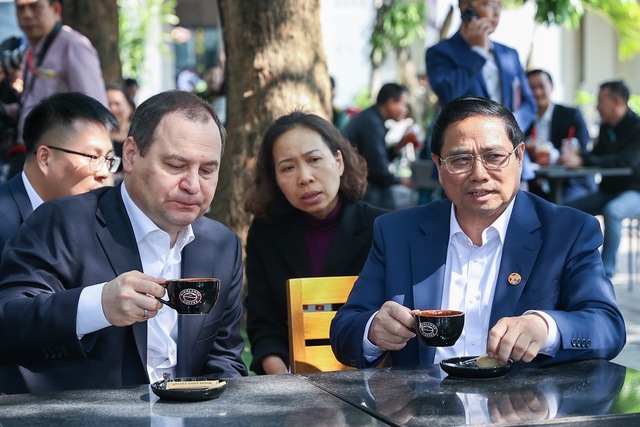 Thủ tướng Phạm Minh Chính và Thủ tướng Belarus tham quan Cột Cờ Hà Nội, thưởng thức cà phê - Ảnh 3.