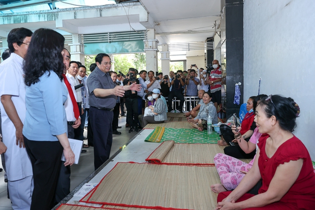 Thủ tướng Phạm Minh Chính khảo sát thực tế việc bảo đảm thuốc, vật tư y tế cho bệnh nhân - Ảnh 3.