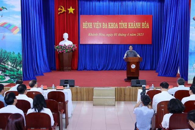 Thủ tướng Phạm Minh Chính khảo sát thực tế việc bảo đảm thuốc, vật tư y tế cho bệnh nhân - Ảnh 8.