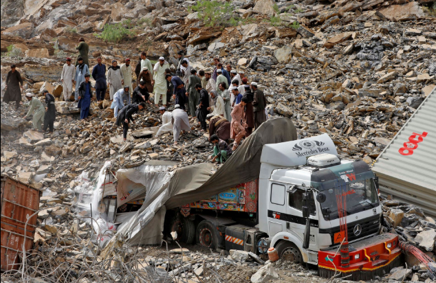 Lở đất ở Pakistan chôn vùi hơn 20 xe tải, ít nhất hai người tử vong - Ảnh 6.