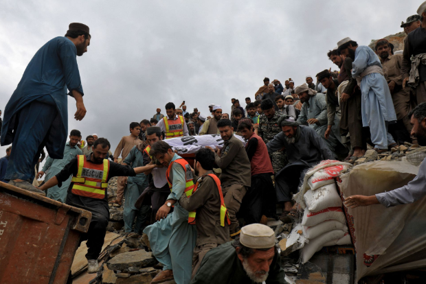 Lở đất ở Pakistan chôn vùi hơn 20 xe tải, ít nhất hai người tử vong - Ảnh 3.