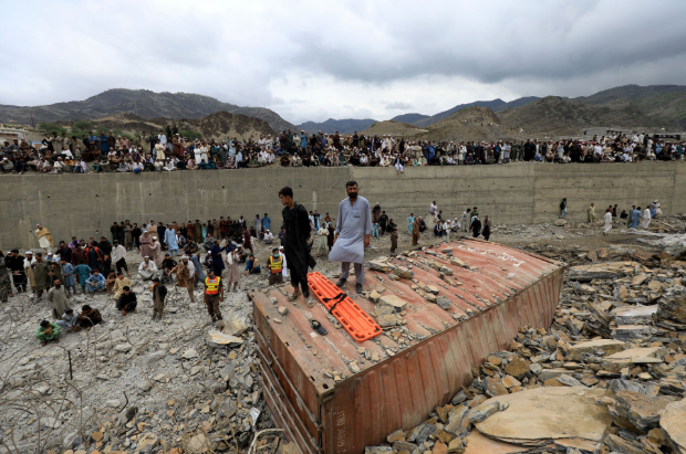Lở đất ở Pakistan chôn vùi hơn 20 xe tải, ít nhất hai người tử vong - Ảnh 5.