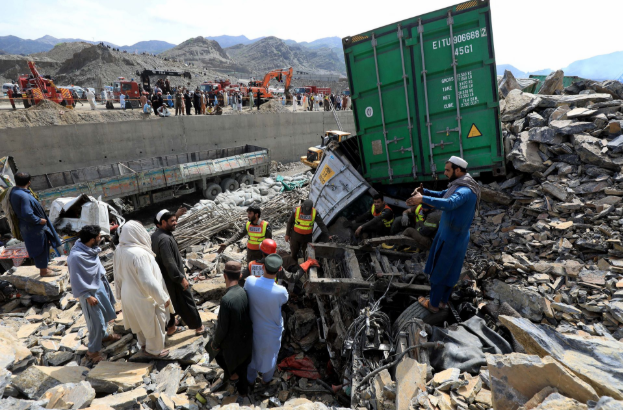 Lở đất ở Pakistan chôn vùi hơn 20 xe tải, ít nhất hai người tử vong - Ảnh 4.