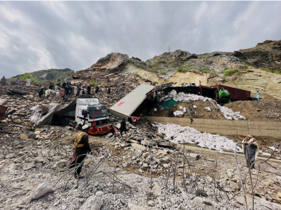 Lở đất ở Pakistan chôn vùi hơn 20 xe tải, ít nhất hai người tử vong - Ảnh 2.