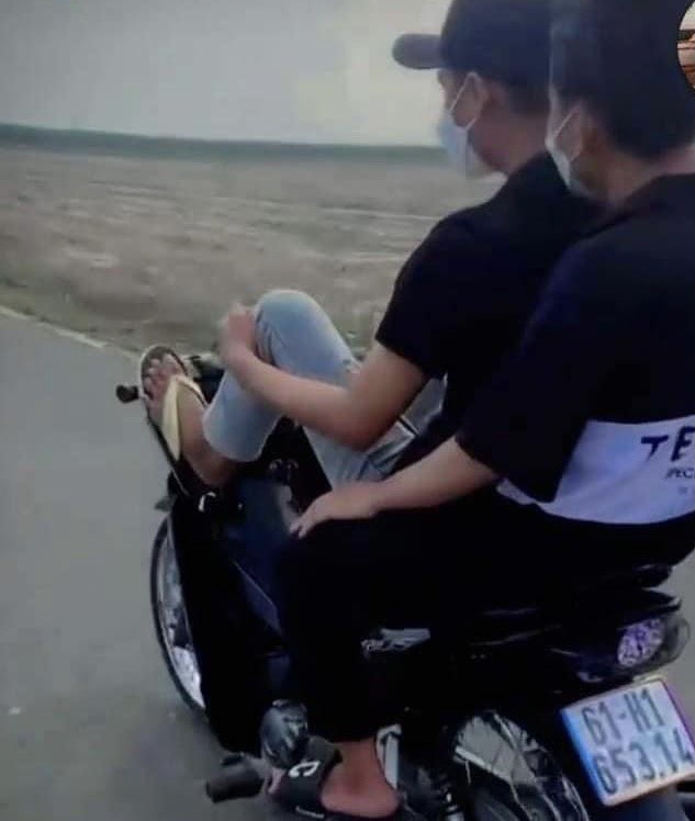 Thiếu niên lái xe máy bằng chân ở Bình Dương bị phạt 9 triệu đồng - Ảnh 1.
