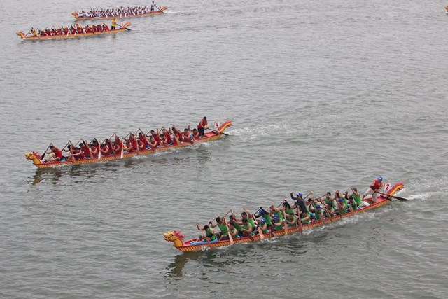Hội đua thuyền truyền thống trên sông Nhật Lệ - Ảnh 2.
