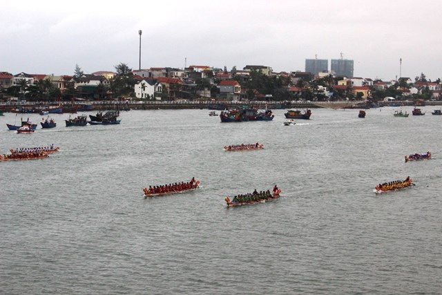 Hội đua thuyền truyền thống trên sông Nhật Lệ - Ảnh 1.