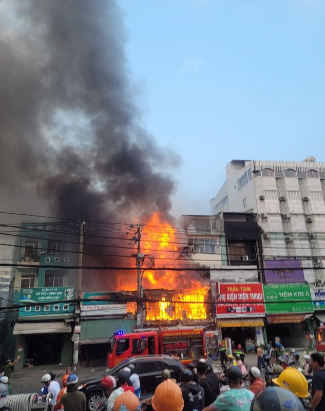 TP Hồ Chí Minh: Phát hiện 1 người tử vong trong vụ cháy quán phở - Ảnh 1.