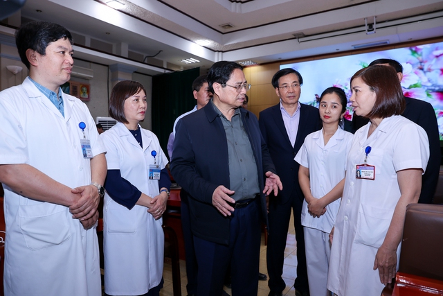 Thủ tướng kiểm tra đột xuất việc bảo đảm thuốc ở bệnh viện - Ảnh 1.