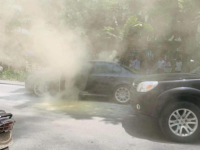 Hà Nội: Liên tiếp xảy ra 2 vụ cháy xe ô tô giữa trưa nắng nóng - Ảnh 1.
