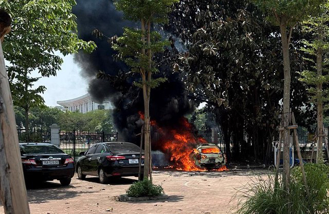 Hà Nội: Liên tiếp xảy ra 2 vụ cháy xe ô tô giữa trưa nắng nóng - Ảnh 2.