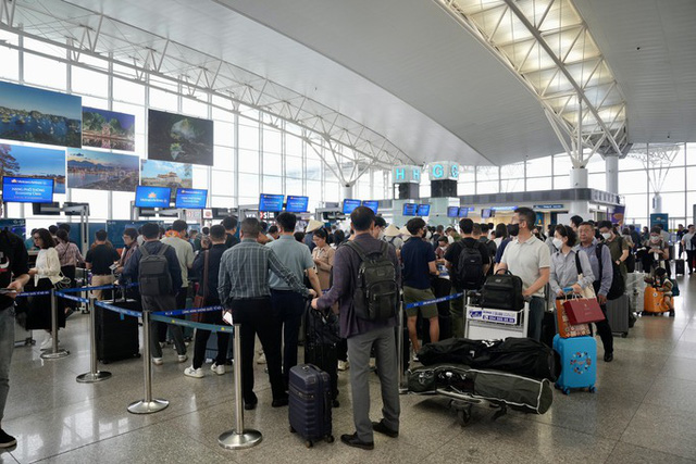 Hơn 400.000 lượt khách qua sân bay Nội Bài trong 5 ngày nghỉ lễ - Ảnh 1.