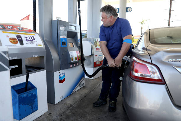 Giá xăng, dầu tại Mỹ giảm sâu - Ảnh 1.