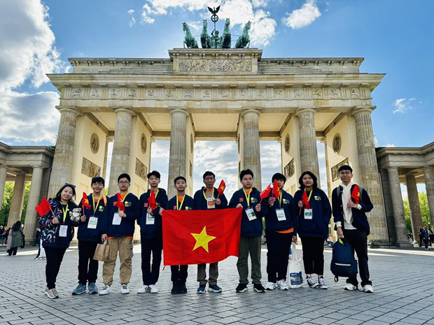 Học sinh Hà Nội đoạt 5 huy chương vàng Olympic Toán quốc tế 2023 - Ảnh 1.