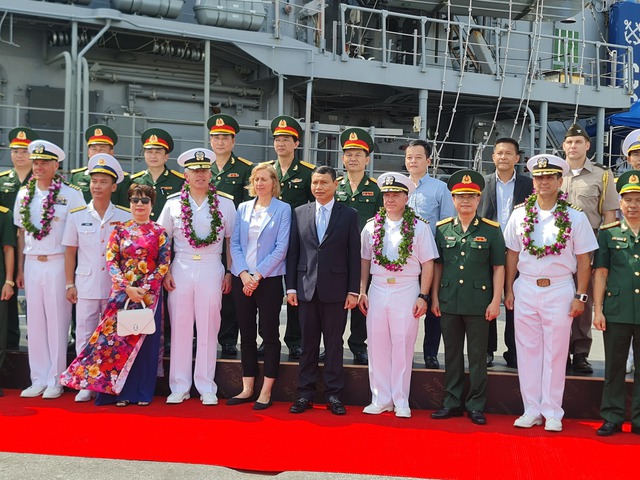 Tàu sân bay Hải quân Hoa Kỳ thăm Việt Nam - Ảnh 2.