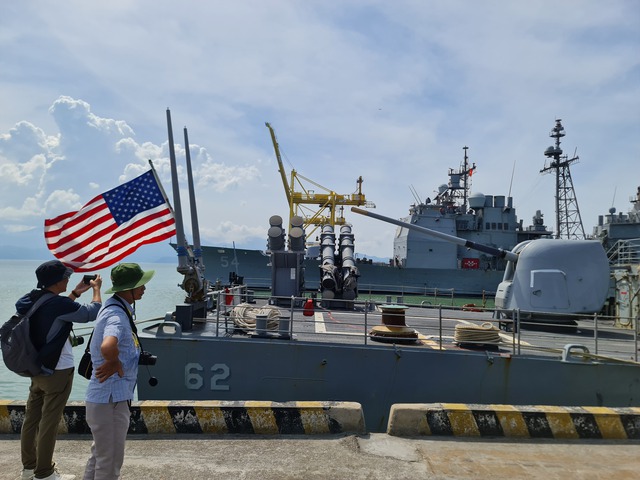 Tàu sân bay Hải quân Hoa Kỳ thăm Việt Nam - Ảnh 4.