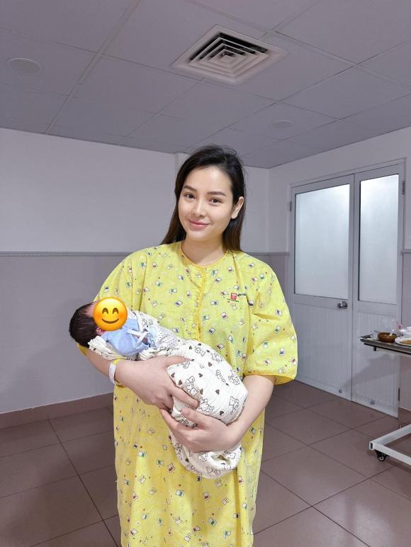 Sao Việt ngày 26/6: Phương Trinh Jolie sinh con trai, vợ chồng NSND Lan Hương vi vu Mông Cổ - Ảnh 1.
