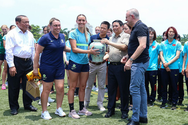 Thủ tướng Phạm Minh Chính và Thủ tướng Australia giao lưu với 2 đội tuyển bóng đá nữ - Ảnh 4.