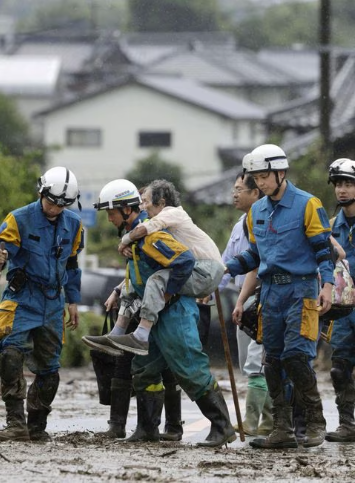 Mưa lớn ở miền Nam Nhật Bản khiến 6 người thiệt mạng, 3 người mất tích - Ảnh 1.