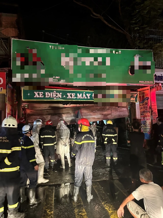 Thăm hỏi, hỗ trợ gia đình 3 nạn nhân trong vụ cháy cửa hàng xe điện ở Hà Nội - Ảnh 1.