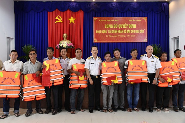 Vùng 5 Hải quận nhận đỡ đầu nhiều con ngư dân tại tỉnh Cà Mau - Ảnh 3.