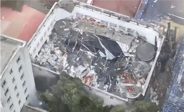 Trung Quốc: Sập trần nhà thi đấu trong trường học khiến 10 người tử vong - Ảnh 1.