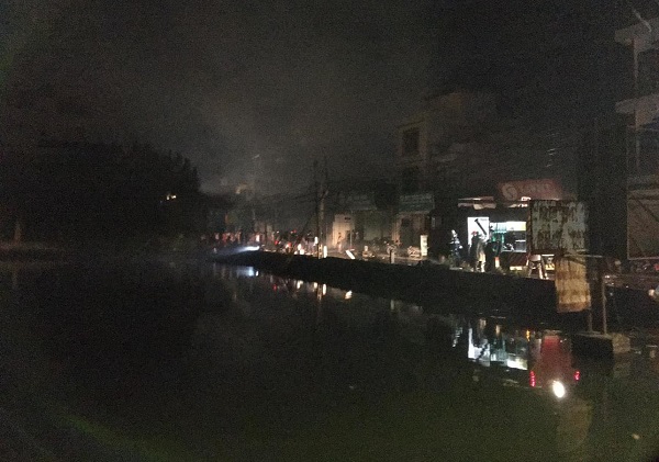 Xưởng mây tre đan ở Hà Nội cháy lớn trong đêm - Ảnh 2.