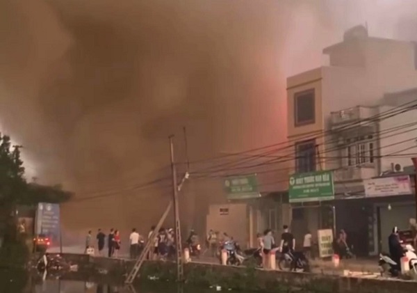 Xưởng mây tre đan ở Hà Nội cháy lớn trong đêm - Ảnh 1.