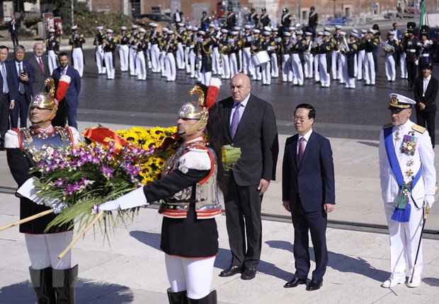 Chủ tịch nước Võ Văn Thưởng đặt vòng hoa tại Đài Tổ quốc ở Thủ đô Rome (Italy) - Ảnh 1.