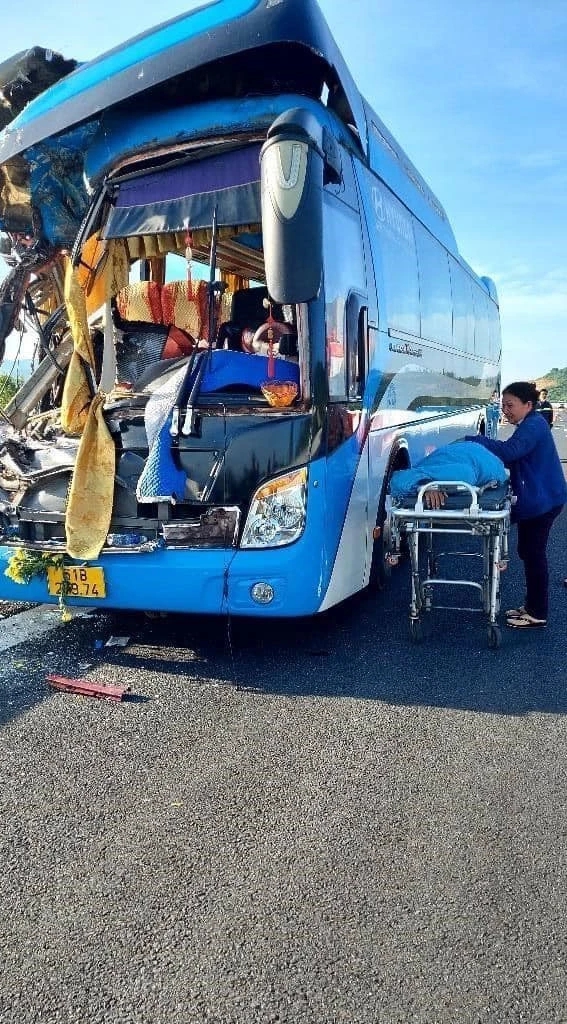 Tai nạn giao thông nghiêm trọng trên cao tốc Nha Trang - Cam Lâm: 8 người thương vong - Ảnh 1.