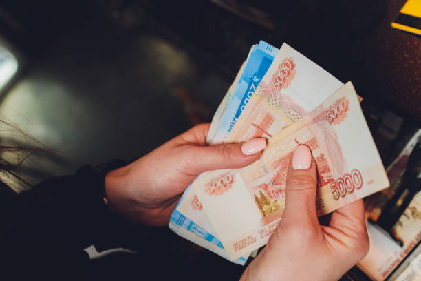 Đồng Ruble xuống giá gây áp lực lên người dân Nga - Ảnh 1.