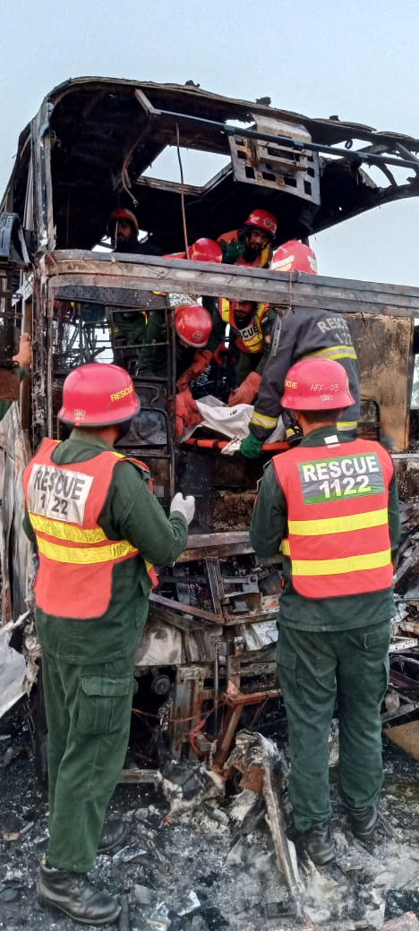 Xe khách va chạm xe chở xăng tại Pakistan làm 20 người bị chết cháy - Ảnh 1.