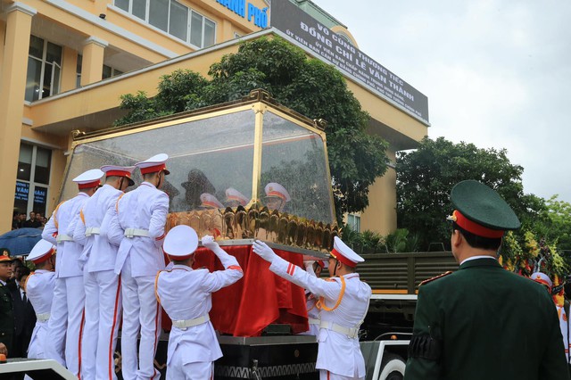 Tổ chức trọng thể Lễ truy điệu và tiễn đưa Phó Thủ tướng Lê Văn Thành về nơi an nghỉ cuối cùng - Ảnh 16.